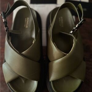 Moncler Solarisse crossover-strap leather sandals - olive green